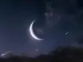 Nocne niebo z sierpem księżyca w Bliźniętach i spadającymi gwiazdami.