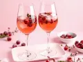 Zwei Gläser Lillet mit Beeren und Eis, die erfrischend und fruchtig schmecken.