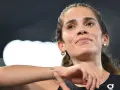 Marta García, atleta de atletismo, con el rostro sudoroso y una mirada de concentración.