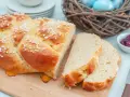 Goldbrauner Hefezopf mit Hagelzucker, perfekt für ein Osterfrühstück. Dieses Hefezopf Rezept ist ein Genuss!