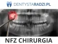 RTG szczęki z kleszczami dentystycznymi i zaznaczonym bólem. Gdzie wyrwać zęba w Łodzi na NFZ? NFZ Chirurgia.