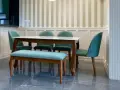 Stół z krzesłami i ławką w jadalni. Szukasz pomysłów, z czego zrobić tanio lamele?