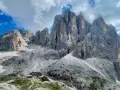 Rifugio alpino ai piedi di imponenti vette dolomitiche, ideale per un trekking di 5 giorni.