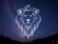 Gwiezdne niebo nad lasem, a na nim biały zarys lwa. To znak zodiaku Lew, symbolizujący siłę i odwagę, niczym pełnia w lwie.