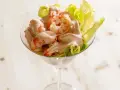Gamberetti in salsa rosa, un antipasto fresco e gustoso servito in una coppa, con foglie di lattuga croccante.
