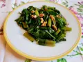 Verdure a coste in padella, saltate con noci croccanti, un contorno sano e saporito.