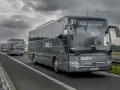 Szary bus UniBus z numerem 21 jedzie autostradą. To jeden z wielu pojazdów na trasie Kraków-Katowice.