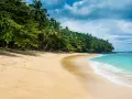 Rajskie plaże Wysp Świętego Tomasza i Książęcej to idealne miejsce na wakacje. Złoty piasek, turkusowa woda i bujna zieleń tworzą niezapomniany widok.