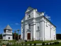 Biały kościół z dzwonnicą i krzyżami. Darowizna na cele kultu religijnego wspiera takie miejsca.