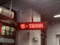 Tablica informacyjna "15 - Tirana" świeci na czerwono. Czy w Tiranie jest bezpiecznie?