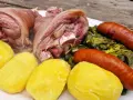 Plato de lacón con grelos, patatas y chorizo. Un festín gallego listo para disfrutar.