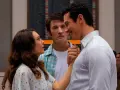 Miles Teller in un film, con Elizabeth Olsen e un altro uomo che si tengono per mano.