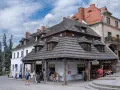 Kazimierz Dolny rynek tętni życiem. Ludzie spacerują, kupują lody i gofry pod urokliwymi, drewnianymi dachami kamienic.