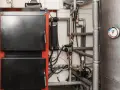Instalacja kotłowni z piecem i rurami. Dowiedz się, jak zrobić nawiew do kotłowni, by zapewnić optymalne spalanie.