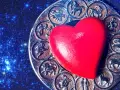 Czerwone serce na tle zodiaku. Koziorożec i Panna obok siebie, symbolizując miłość i harmonię.