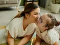 Ciepły uścisk mamy dla córki z wysokofunkcjonującym autyzmem. Miłość i akceptacja w codziennych chwilach.