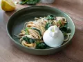 Pasta mit Spinat und einer cremigen Burrata, verfeinert mit einer leichten zitronensauce. Ein Genuss!