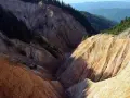 Malowniczy kanion w Rumunii, idealne miejsce na dziki camping. Góry i lasy tworzą niesamowity krajobraz.