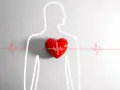 Czerwone serce z linią EKG na tle sylwetki człowieka. Zastanawiasz się nad kołataniem serca przyczyny?