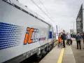 Nowy pociąg PKP Intercity na trasie Katowice-Wiedeń. Ludzie czekają na peronie.