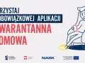 Ilustracja mężczyzny siedzącego w fotelu i korzystającego z telefonu komórkowego. Napis: "Korzystaj z obowiązkowej aplikacji Kwarantanna Domowa".