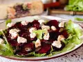 Pyszne carpaccio z buraka z serem feta i pestkami dyni na talerzu.