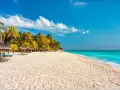 Rajska plaża na Mauritiusie w styczniu. Biały piasek, palmy, turkusowa woda i słońce. Idealne miejsce na relaks.