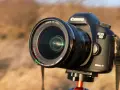 Canon EOS 5D Mark III z obiektywem. Widoczne oznaczenie średnicy 77mm, sugerujące rodzaje filtrów do obiektywu.