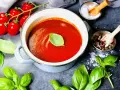 Frische Tomaten, Basilikum und Gewürze – alles bereit, um tomatensauce selber machen. Ein Genuss!