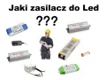 Jaki zasilacz do LED? Różne zasilacze do taśm LED, od małych po większe, z budowlańcem w tle.