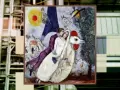 La mariée Chagall, vêtue de blanc, s'envole avec son amour sur un coq blanc, sous un soleil rouge et une tour Eiffel. Un violoniste et des chèvres jouent dans le ciel.