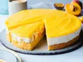 Eine saftige Pfirsich Maracuja Torte mit Biskuitboden, cremiger Füllung und fruchtigem Topping. Ein Stück ist bereits angeschnitten.