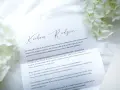 List do rodziców z podziękowaniami. Białe kwiaty i elegancka koperta tworzą tło dla wzruszających słów.