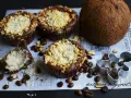 Keto muffiny z mąki kokosowej, z kruszonką, obok orzechy, ziarna kawy i całe kokosy. Idealne na dietę ketogeniczną.