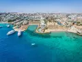 Hurghada jakie morze? Błękitne wody Morza Czerwonego otaczają kurort z hotelami, plażami i jachtami.