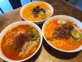 Trzy miski aromatycznego ramen z wołowiną, jajkiem i warzywami. Idealne na chłodny wieczór, smakują jak bbq ramen.