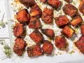 Cubetti di pane raffermo croccanti e dorati, conditi con erbe aromatiche. Perfetti per tante ricette con pane raffermo.