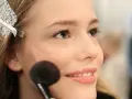 Delikatny róż na policzkach, subtelny błysk na ustach – to efekt igari makeup.