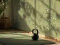 Un espacio de yoga sereno con un papel pintado de ramas floridas y pájaros, reflejando las **últimas tendencias en papel pintado** para un hogar tranquilo.