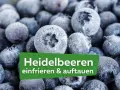Nahaufnahme von gefrorenen Heidelbeeren, die zum Verarbeiten bereit sind. Der Text "Heidelbeeren einfrieren & auftauen" ist auf einem grünen Feld sichtbar.