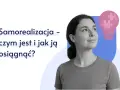 Kobieta patrzy w górę, obok niej żarówka z puzzlami.