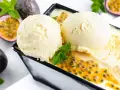 Cremiges Maracuja Eis mit frischer Minze und saftigen Passionsfrüchten. Ein tropischer Genuss!