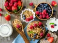 Świeże owoce, jogurt i granola – idealne składniki dla diety bogatoresztkowej. Zdrowy początek dnia.