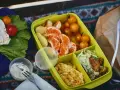 Piknikowy lunch: kurczak, pomidorki, mandarynki, jajecznica i surówka. Czy można wziąć jedzenie do samolotu Ryanair? Takie posiłki są idealne na podróż.