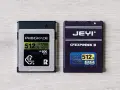 Dwie karty pamięci CFexpress: ProGrade 512 GB i Jeyi 512 GB, gotowe do zapisywania materiałów 4K/8K RAW.