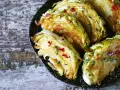 Pieczone ćwiartki kapusty z chili i tymiankiem, pyszne dania z kapusty.