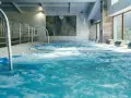 Relaks w hotelu z basenem w Białymstoku. Bąbelki unoszą się w wodzie jacuzzi, zapraszając do odpoczynku.