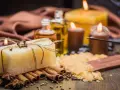 Jabón atado con hilo, rodeado de canela, anís y velas encendidas. Un ritual para atraer el amor de una persona.
