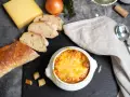 Herzhaftes Zwiebelsuppen-Rezept: goldbraun überbackene Suppe mit Käse, Baguette und Zwiebeln.