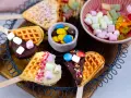 Herzförmige Waffeln am Stiel, dekoriert mit Schokolade, Marshmallows und Streuseln. Ein süßes Rezept für Waffeln am Stiel!